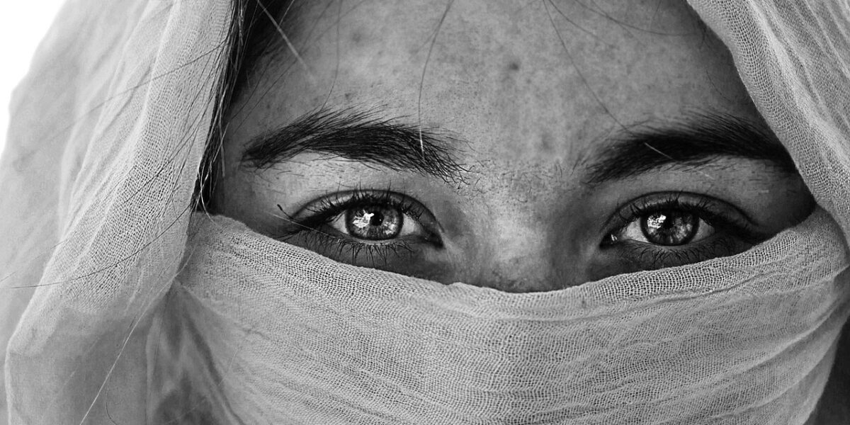 Image for: Идеальные брови: как избежать ошибок при коррекции и окрашивании. Tags: женщина, головной платок, арабский, з...