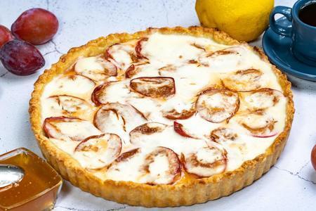 Песочный пирог со сливами: простой рецепт для уютного вечера