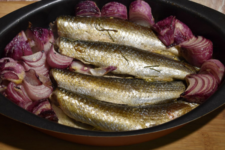 Запеченный пеленгас с луком: простой и вкусный рецепт