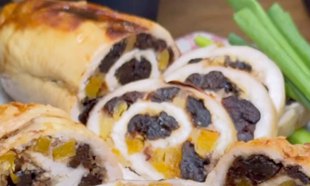 Куриный рулет с сухофруктами: простой рецепт для праздничного стола