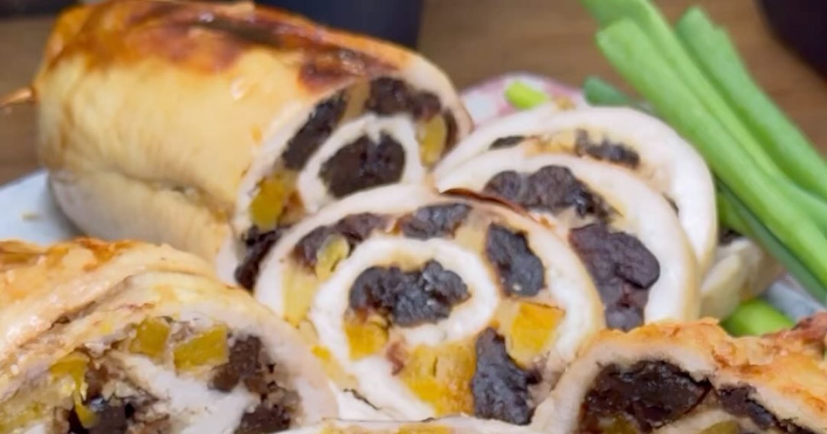 Куриный рулет с сухофруктами: простой рецепт для праздничного стола