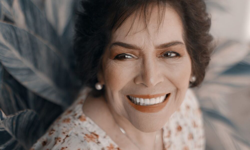 Модные цвета для женщин: как выглядеть стильно после 40