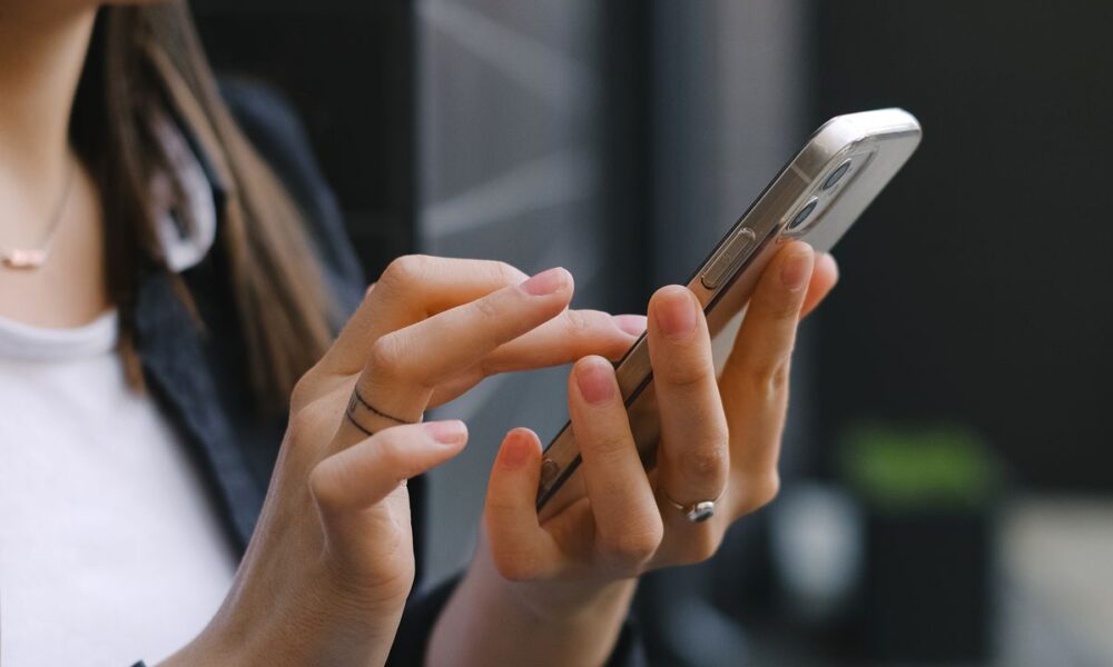 Почему споры в соцсетях вредят вашей психике: советы психолога