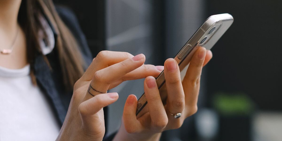 Почему споры в соцсетях вредят вашей психике: советы психолога