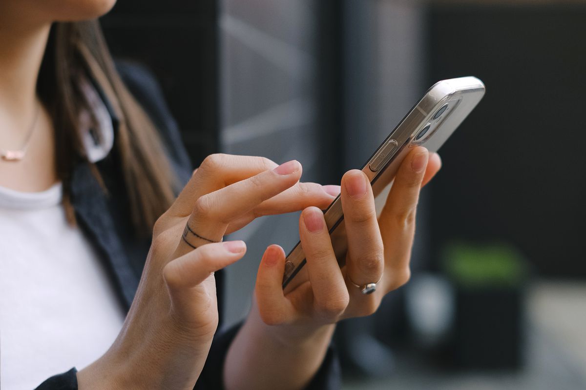 Почему споры в соцсетях вредят вашей психике: советы психолога