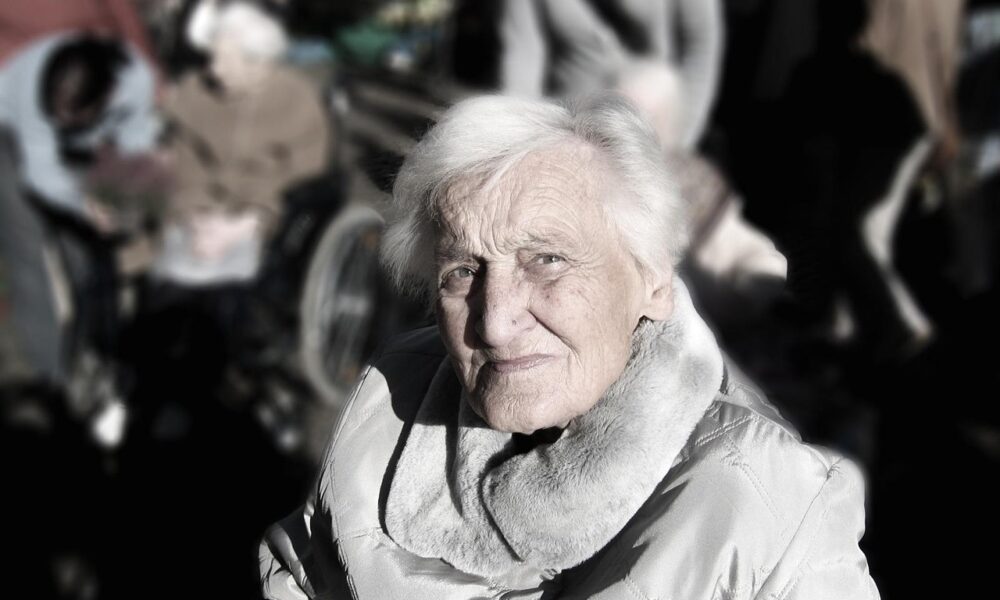 Image for: Секреты молодости: как выглядеть свежо и привлекательно после 40. Tags: женщина, пожилые люди, портрет, стары...