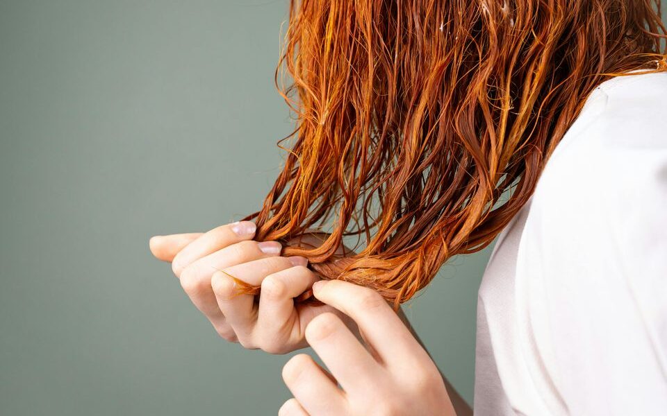 Обратное мытье волос: секрет объема для тонких волос