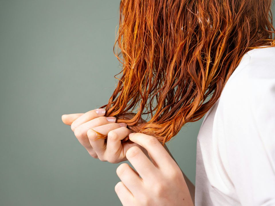 Обратное мытье волос: секрет объема для тонких волос