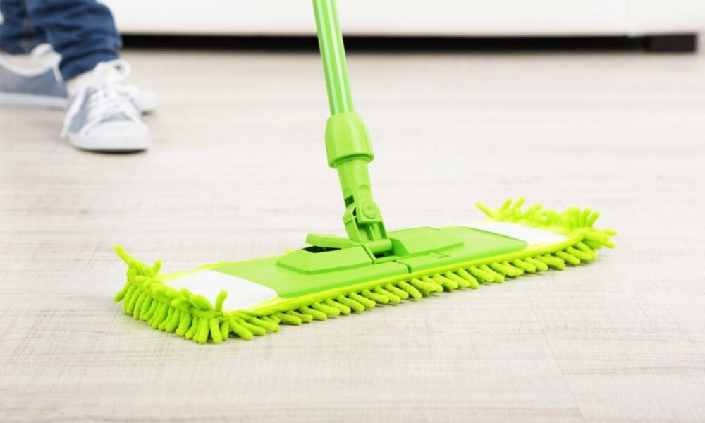 Идеально чистый пол без разводов: секреты уборки для хозяек