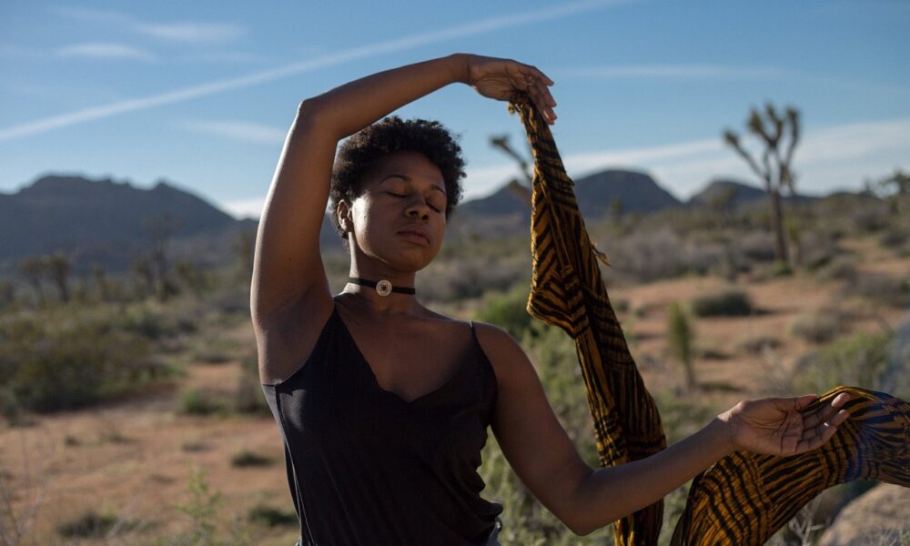 Image for: Как победить тягу к сладкому: советы для женского здоровья. Tags: люди, женщина, медитация, открытый, расслаб...