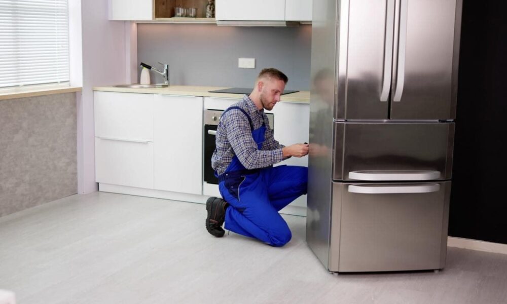 Где нельзя ставить холодильник на кухне: 3 главные ошибки