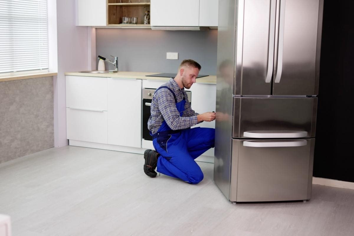 Где нельзя ставить холодильник на кухне: 3 главные ошибки