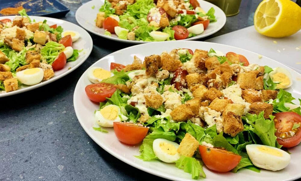 Новогодние салаты: 5 простых и вкусных рецептов для праздничного стола