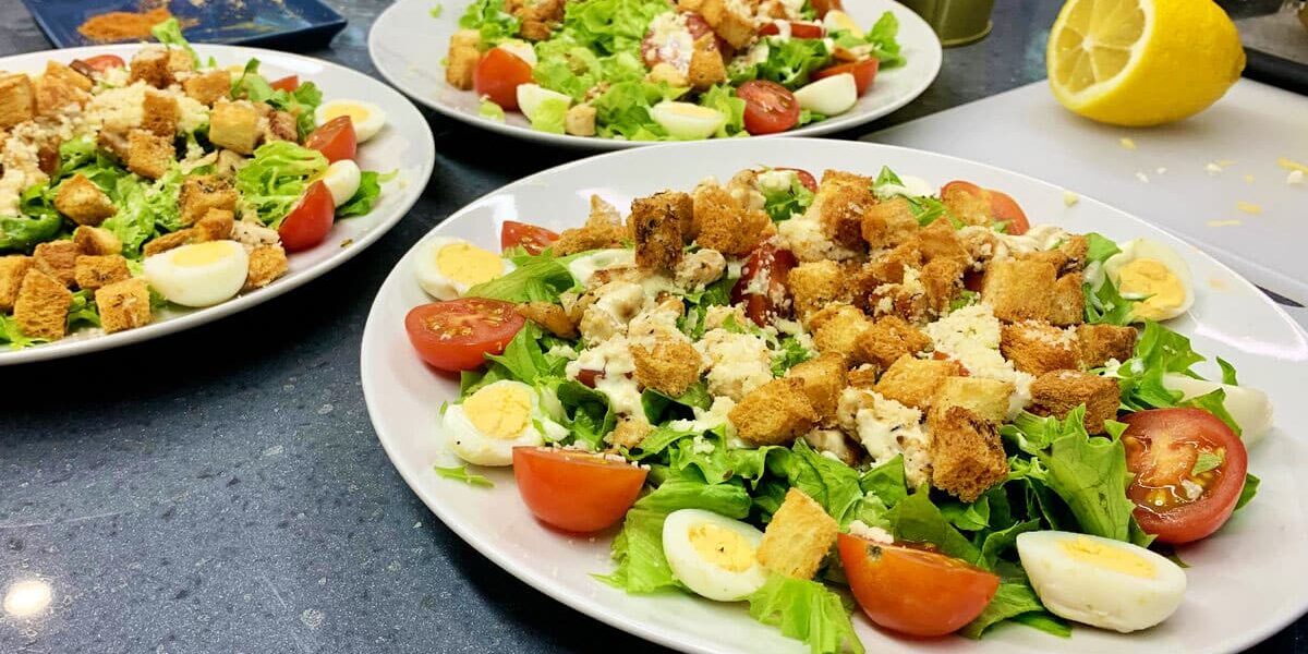 Новогодние салаты: 5 простых и вкусных рецептов для праздничного стола