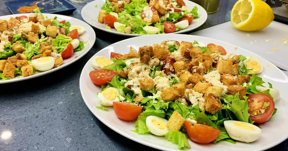 Новогодние салаты: 5 простых и вкусных рецептов для праздничного стола