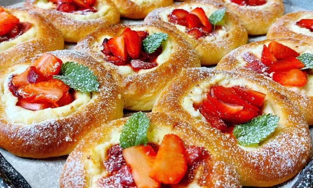 Пышные булочки с нежной начинкой: рецепт домашней выпечки, покоривший всех!