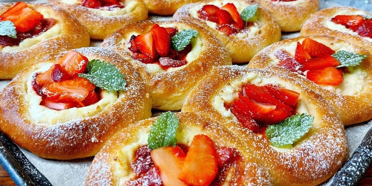 Пышные булочки с нежной начинкой: рецепт домашней выпечки, покоривший всех!