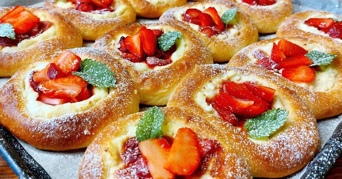 Пышные булочки с нежной начинкой: рецепт домашней выпечки, покоривший всех!