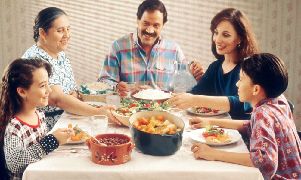 Семейные ужины: польза для женщин и психология отношений