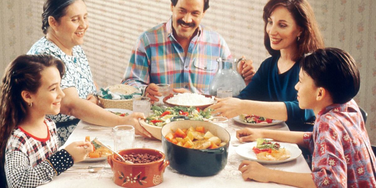 Семейные ужины: польза для женщин и психология отношений