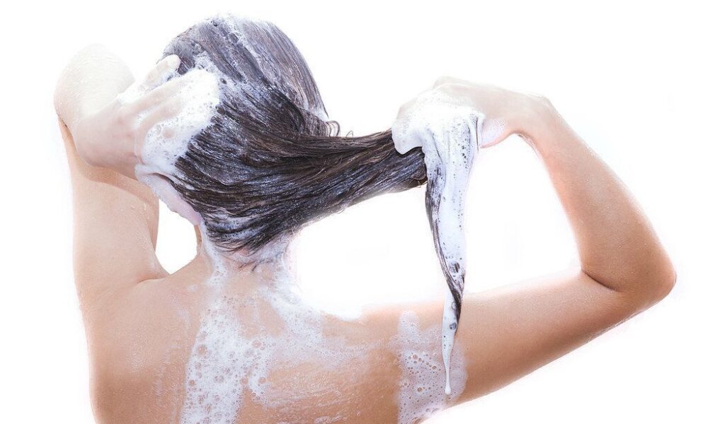 Пилинг кожи головы: зачем он нужен каждой женщине и как его правильно делать
