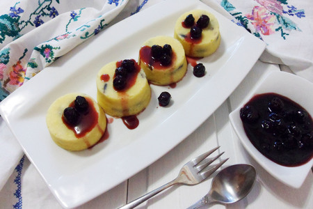 Творожный пудинг с изюмом: быстрый рецепт для микроволновки