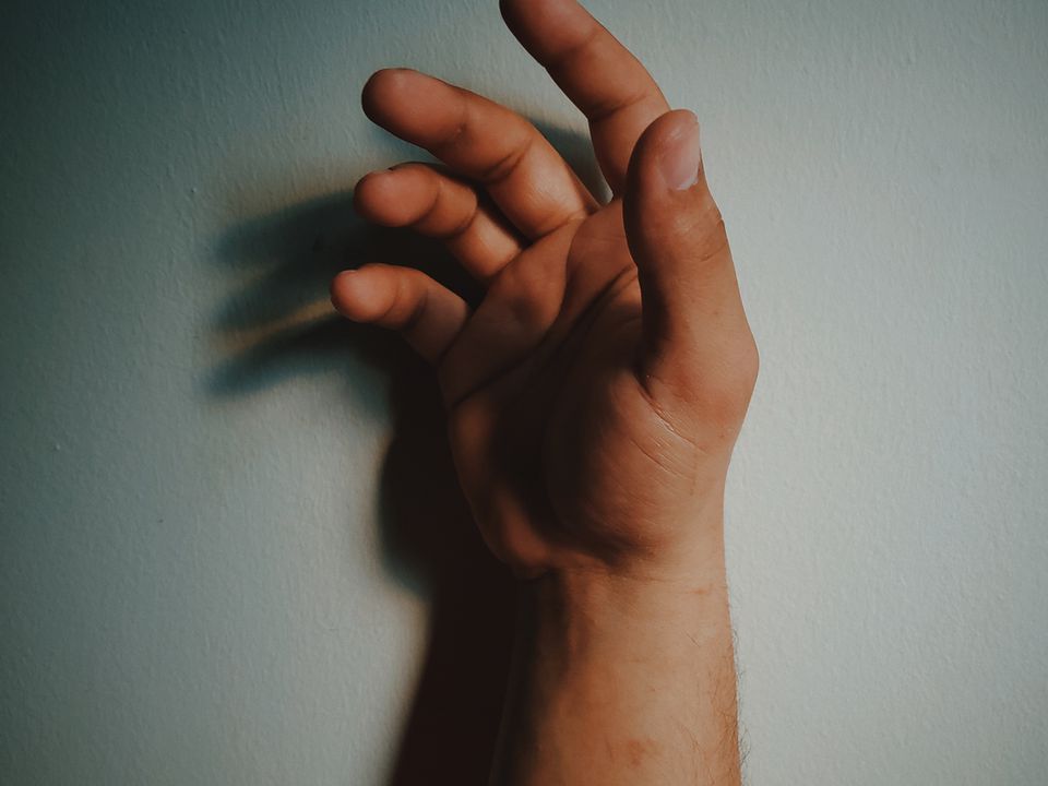 Язык тела: как распознать агрессивного человека по жестам