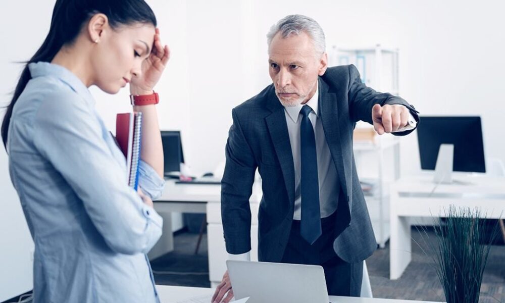 Как справиться с токсичным начальником: советы психолога для женщин