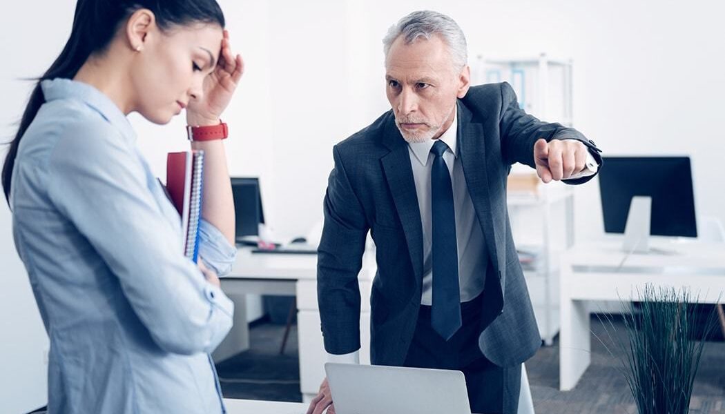 Как справиться с токсичным начальником: советы психолога для женщин