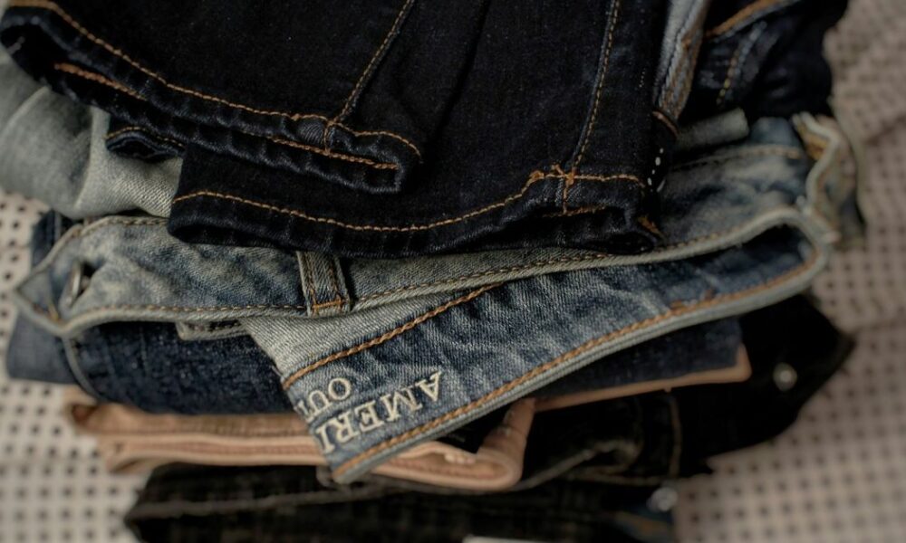 Секрет стирки джинсов: зачем замачивать в уксусе и как это поможет сохранить цвет