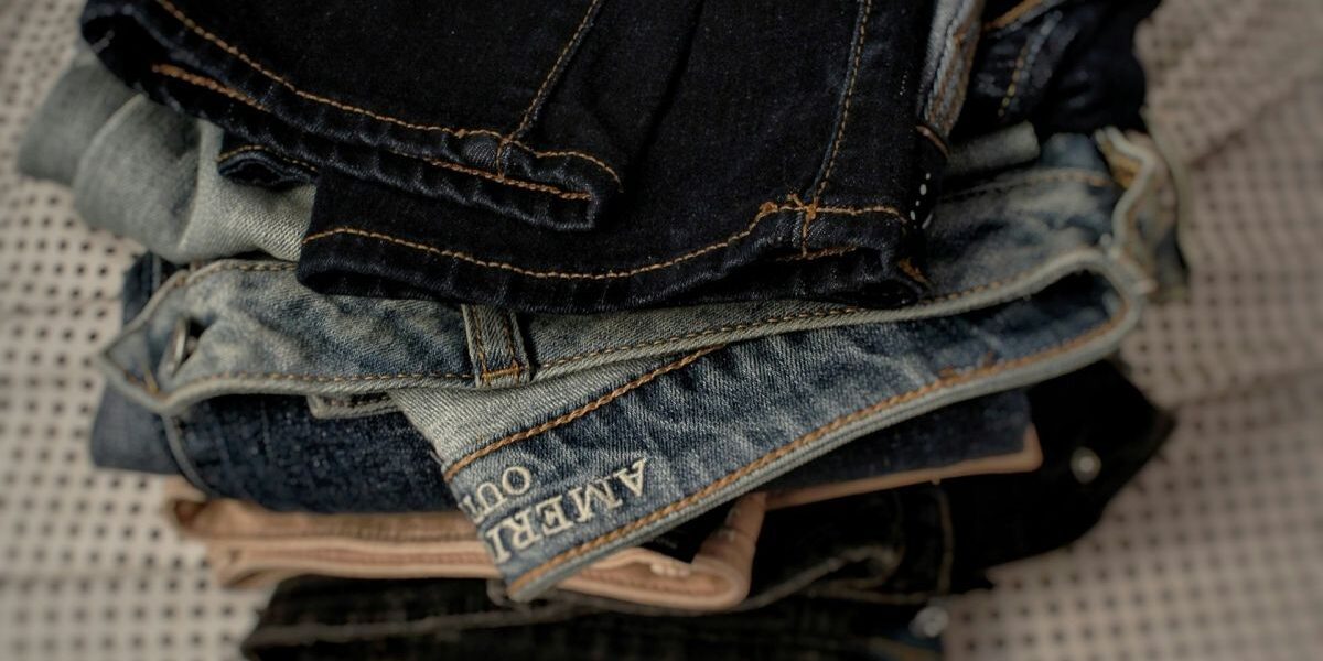 Секрет стирки джинсов: зачем замачивать в уксусе и как это поможет сохранить цвет