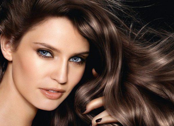 Модное окрашивание волос айс-кофе: тренды и идеи для брюнеток