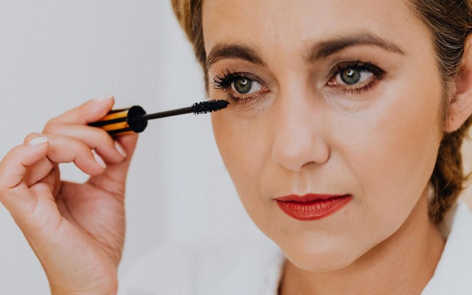 Влияет ли тушь на здоровье ресниц: как красить ресницы без вреда