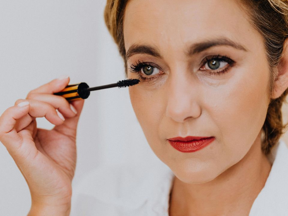 Влияет ли тушь на здоровье ресниц: как красить ресницы без вреда