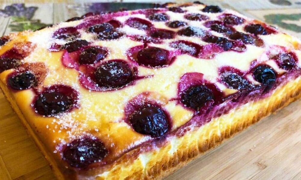 Пышный пирог с вишней и творогом: простой рецепт для идеальной выпечки