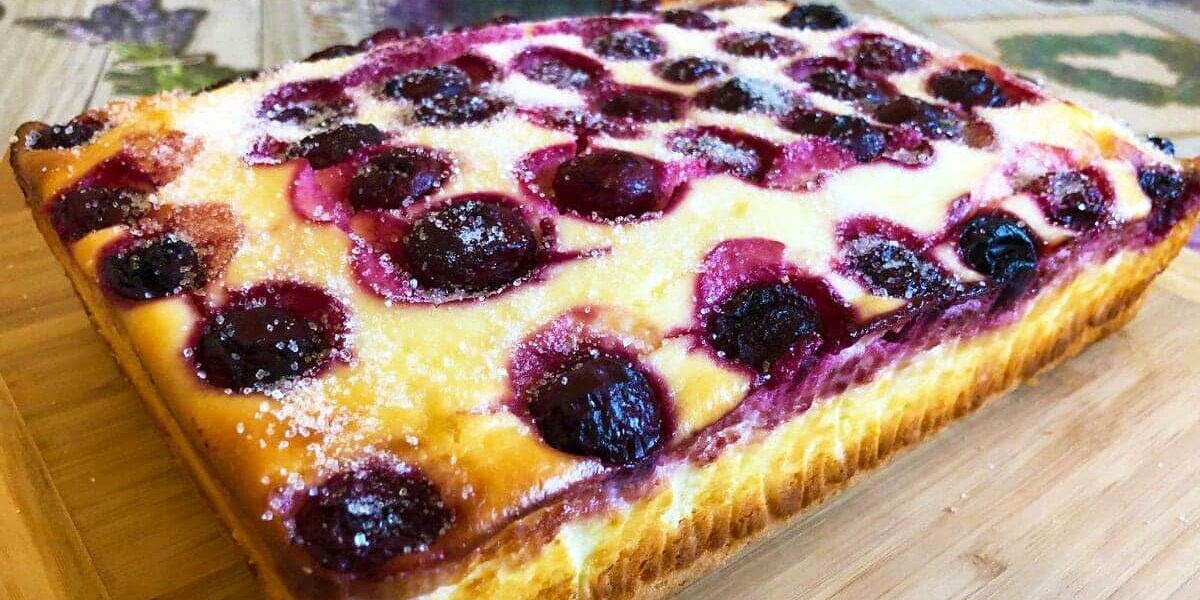 Пышный пирог с вишней и творогом: простой рецепт для идеальной выпечки