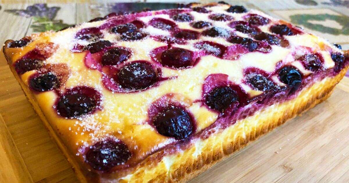 Пышный пирог с вишней и творогом: простой рецепт для идеальной выпечки