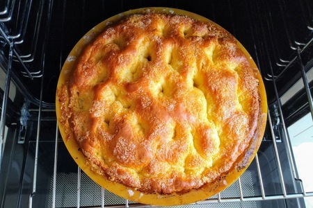 Нежный сахарный пирог со сливочной заливкой: простой рецепт для женщин