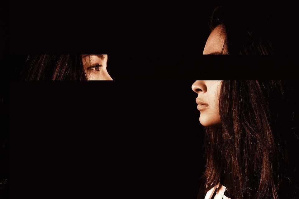 Признаки неуверенности в себе у женщин: как распознать и что делать