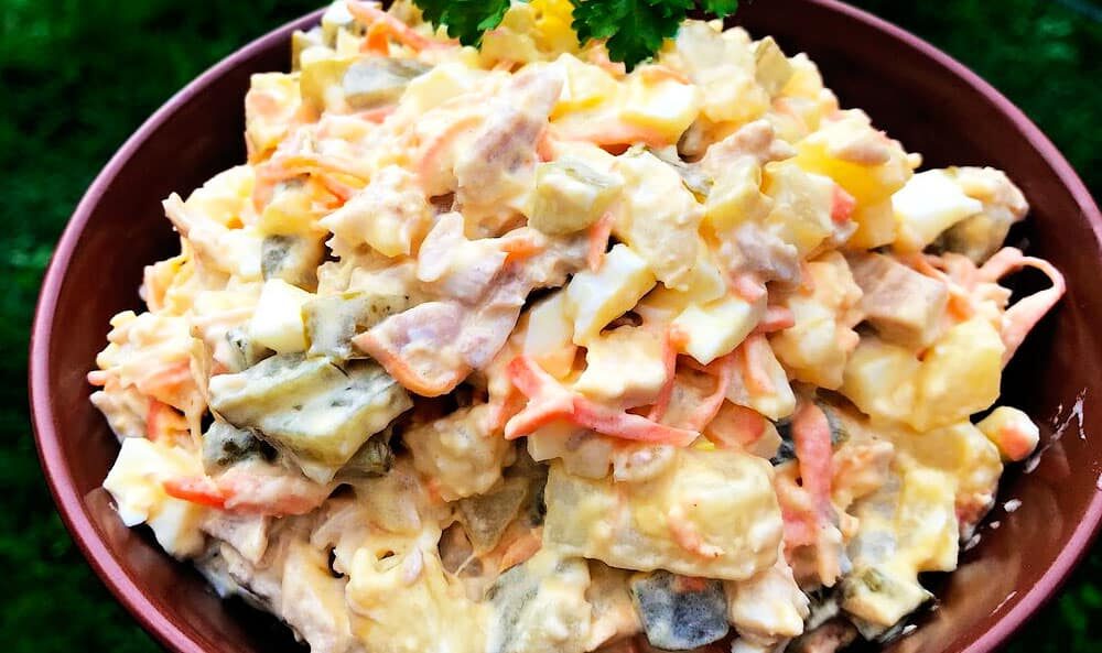 Вкусный салат из простых ингредиентов: рецепт, покоривший всех!