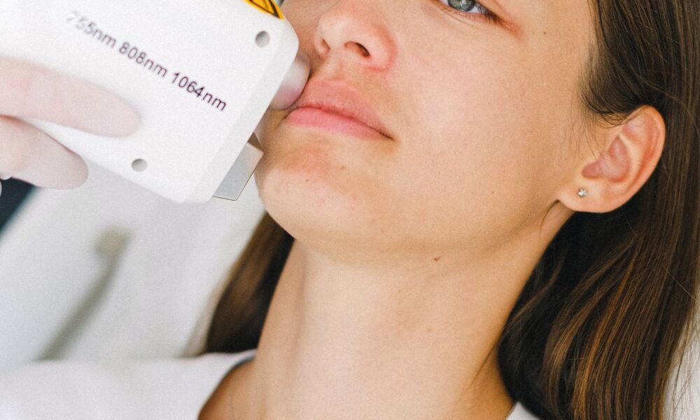 Лазерная эпиляция: кому противопоказана и какие могут быть последствия