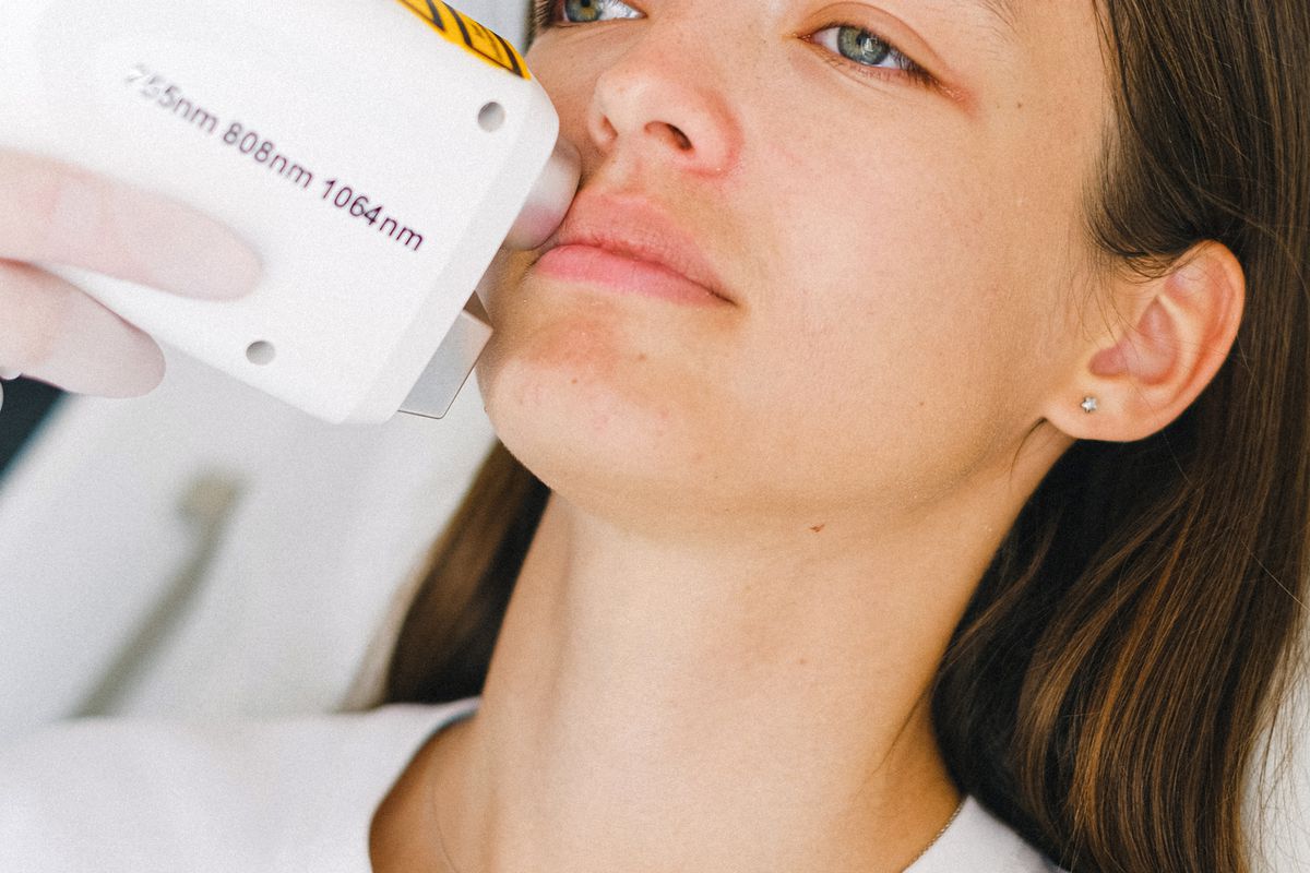 Лазерная эпиляция: кому противопоказана и какие могут быть последствия