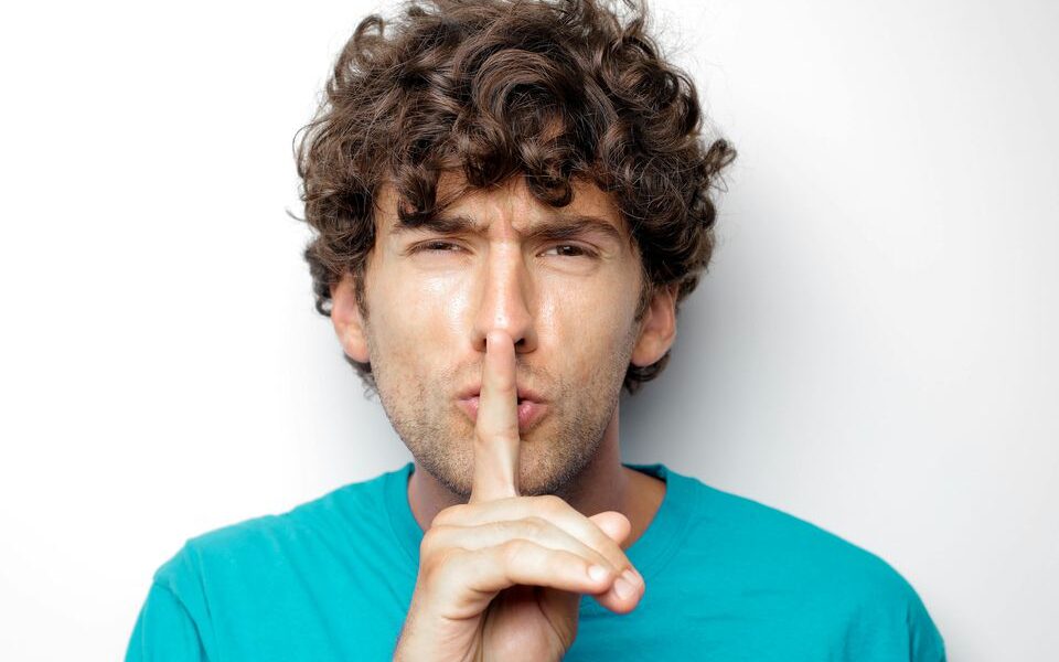 Признаки, что человеку нельзя доверять: важные советы для женщин в психологии