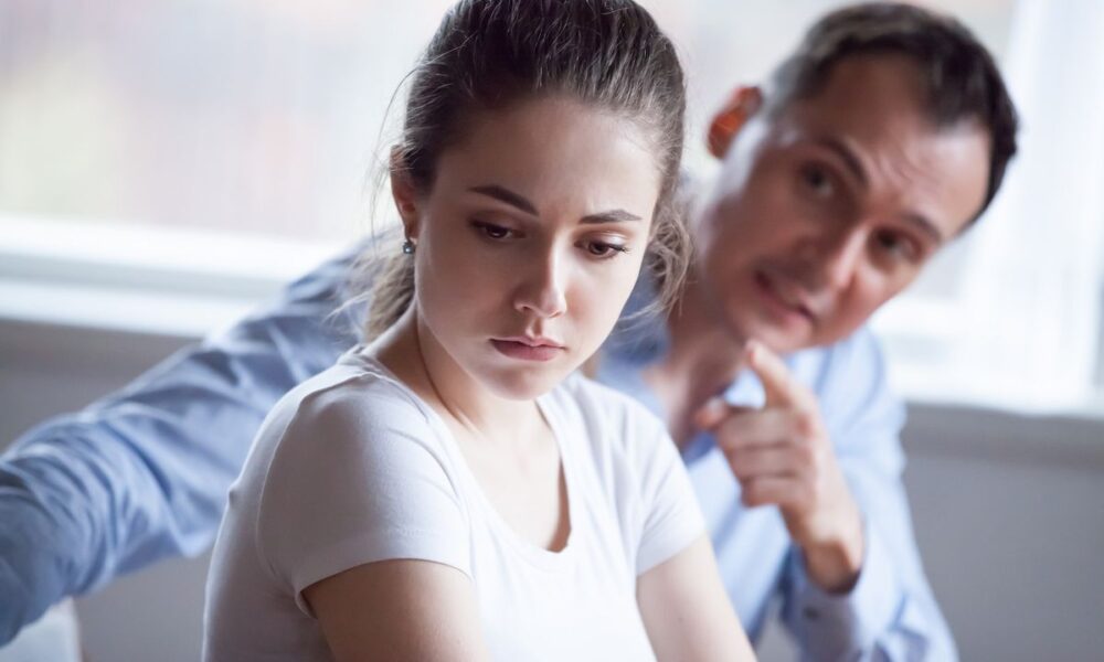 Манипуляции в отношениях: как распознать шантаж и защитить себя