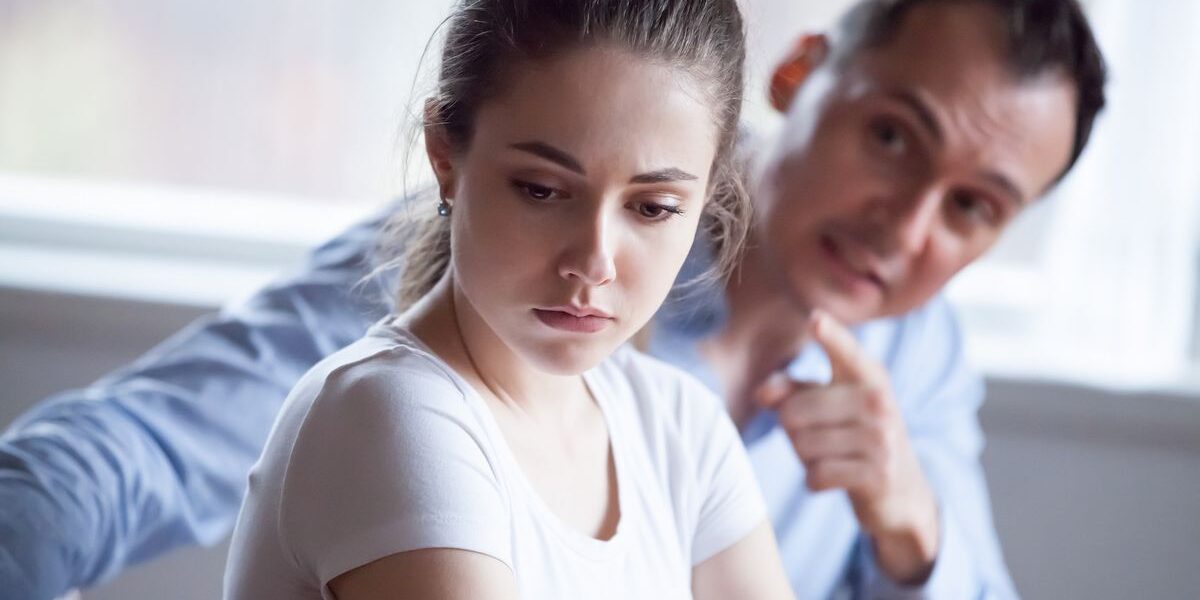 Манипуляции в отношениях: как распознать шантаж и защитить себя