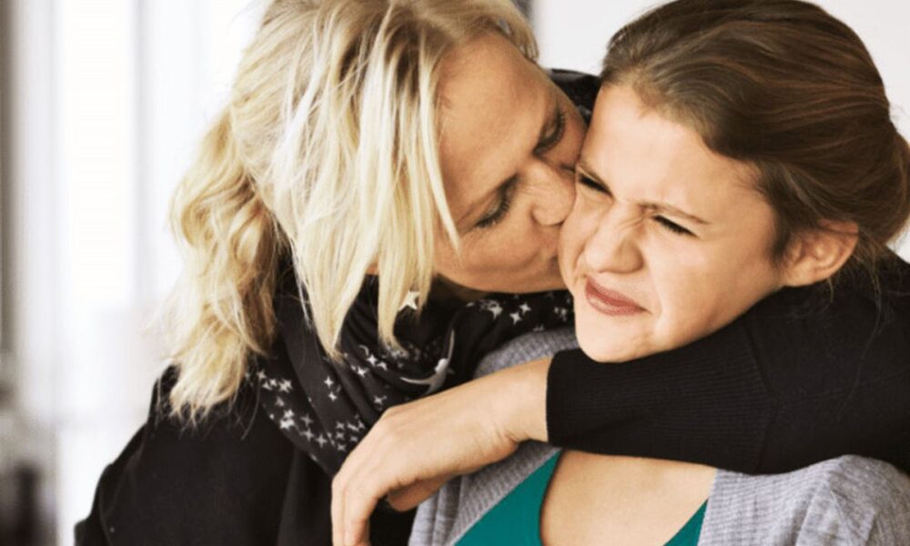 Почему подростки стыдятся своих родителей: основные причины и советы по преодолению