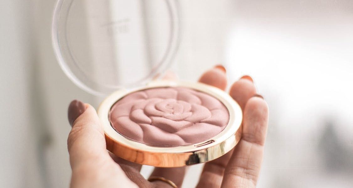 Пудра для лица: как избежать распространенных ошибок в макияже