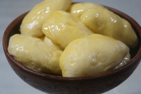 Рецепт нежных вареников на пару с творогом и ягодами из дрожжевого теста