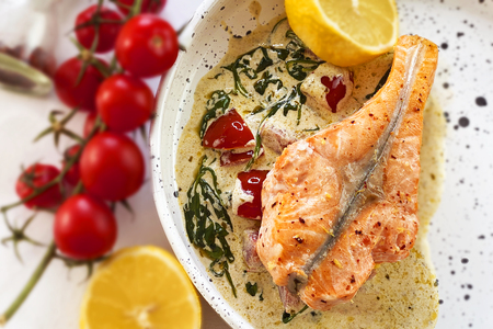 Лосось со шпинатом в сливочном соусе: простой и вкусный рецепт для женщин