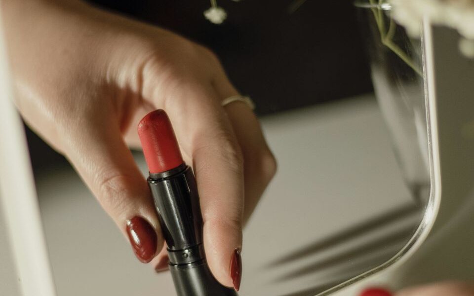 Лучшая помада для тонких губ: советы и выбор